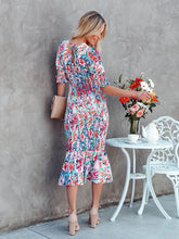 Bedrucktes Rüschenkleid mit V-Ausschnitt und elastischer Taille